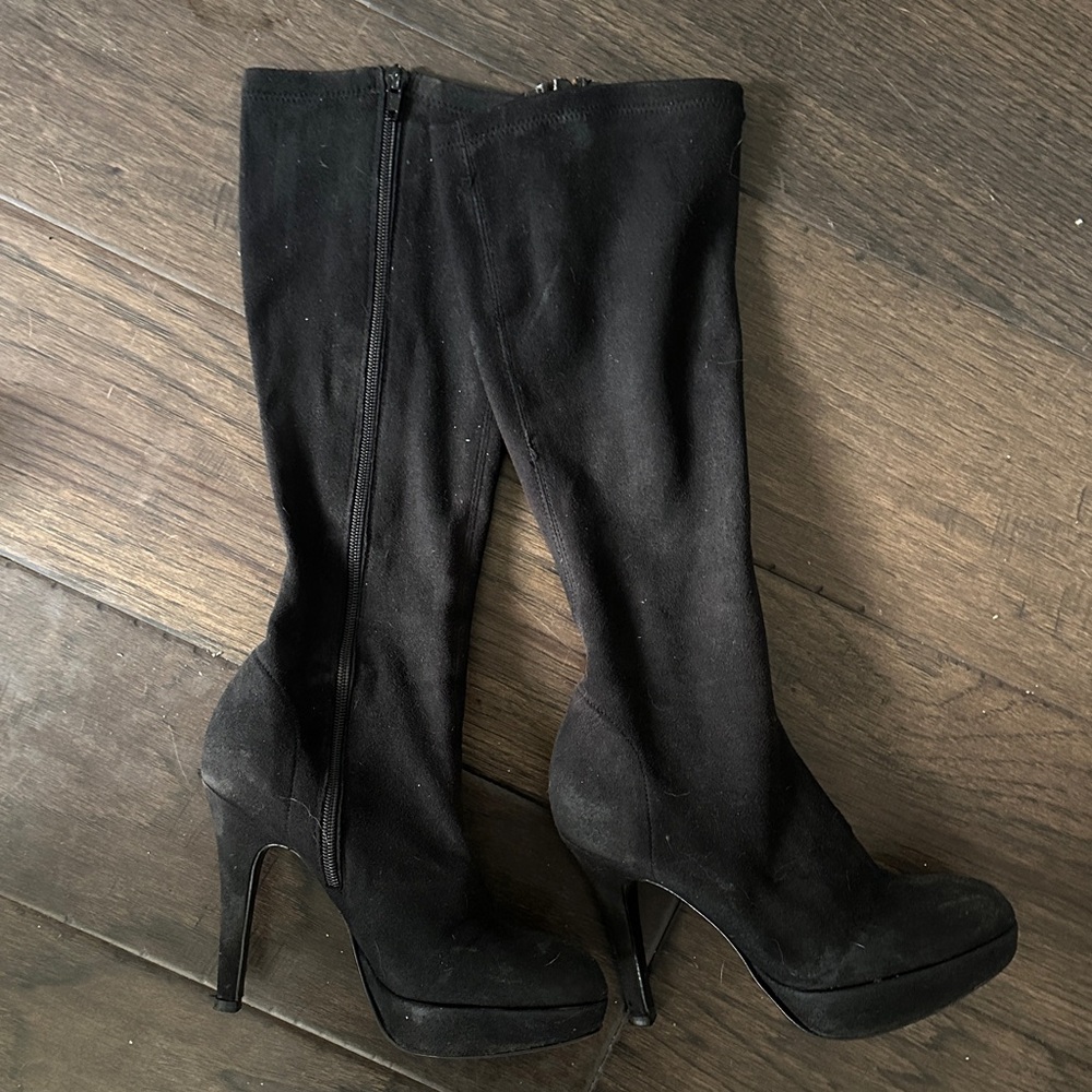 ALDO suede knee high heeled boots. round toe and full zip closer
